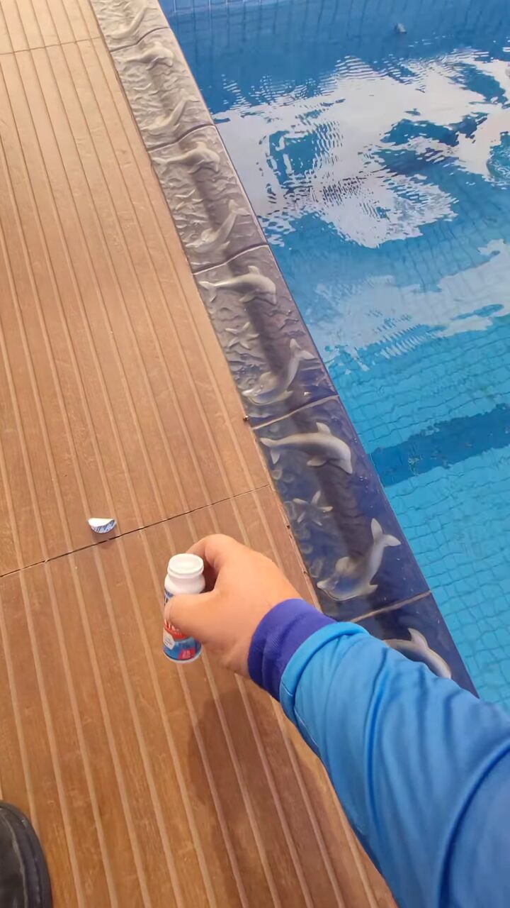 Fita de teste sendo usada na borda de uma piscina