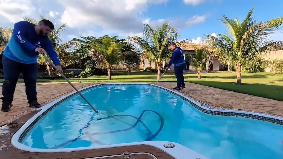 Maycon aspirando uma piscina de prainha com água azul